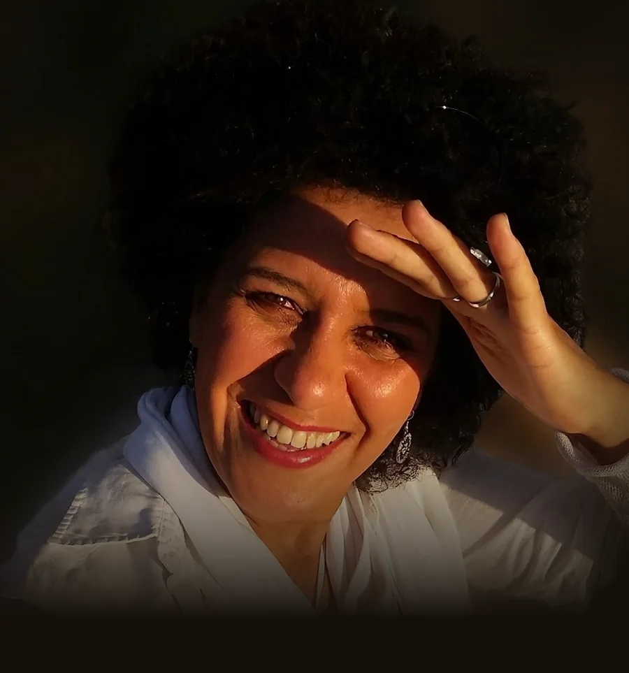 Portrait de Nadia Chebah, souriante au soleil couchant